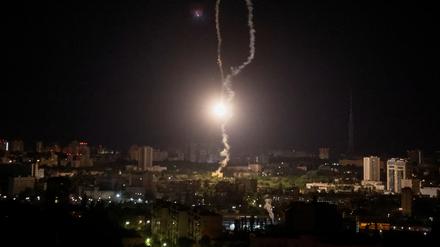 Explosion beim Abschuss einer russischen Rakete im Nachthimmel über Kiew.