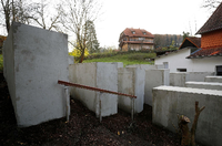 Das "Denkmal der Schande" vor Höckes Haus im thüringischen Bornhagen. Foto: REUTERS/Kai Pfaffenbach