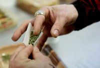 Kommt in die Tüte. Der Besitz von 15 Gramm Marihuana wird in Berlin toleriert. Der Landes-CDU ist das zuviel. Foto: Jason Redmond/Reuters