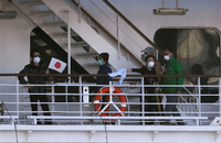 Coronavirus auf dem Kreuzfahrschiff: Passagiere auf der „Diamond Princess“ winken mit Flaggen und Tüchern. Foto: REUTERS/Kim Kyung-hoon