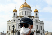 Ein Mann mit Mundschutz steht am 03.04.2020 vor der Christ-Erlöser-Kathedrale in Moskau. Foto: Kirill KUDRYAVTSEV/AFP