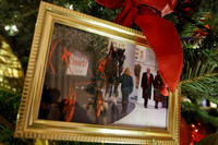 Kaum zu erkennen, aber Teil des Weihnachtsschmucks im Weißen Haus: Ex-Präsident Donald Trump. Foto: Jonathan Ernst/Reuters