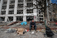 Ein Bewohner Mariupols vor einem zerstörten Haus in Mariupol am 10. April. Foto: REUTERS/Alexander Ermochenko