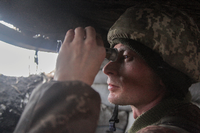 Auf der Hut: Blufft das russische Militär nur, oder will es angreifen? Wachmann der ukrainischen Armee an der Demarkationslinie zu Rebellengebiet nahe Donetsk. Foto: REUTERS
