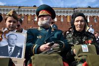 Veteranen und ihre Enkel oder Ur-Enkel. Auf dem Roten Platz in Moskau wird an den Sieg der Sowjetunion über Hitlerdeutschland 1945 gedacht.