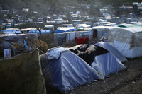 20000 Menschen in Zelten, Hütten und unter Planen. „Wir schaffen eine kranke Bevölkerung“, sagt eine Mitarbeiterin von Ärzte ohne Grenzen. Foto: Elias Marcou/Reuters