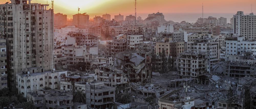 Ein Blick auf Ruinen und zerstörte Gebäude nach israelischen Luftangriffen auf das Viertel Al-Rimal im Gazastreifen.