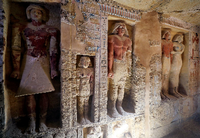 Blick in die jetzt geöffnete Grabkammer mit Statuen und farbigen Wandreliefs. Foto: Mohamed Abd El Ghany/REUTERS