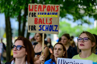 „Waffen für die Ukraine“ und „Eier für Scholz“: Pro-Ukraine-Demonstration in Berlin Foto: AFP/John Macdougall