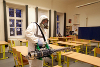 Desinfektion eines Klassenraums in Prag Foto: Reuters/David W. Cerny