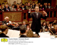 Claudio Abbado dirigiert das Orchestra Mozart. Foto: Universal