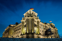 Der Bundestag - erleuchtet. Foto: Paul Zinken/dpa