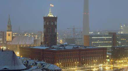 Abendstimmung nach Schneefall am Roten Rathaus in Berlin.