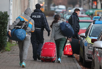 Abgelehnte Asylbewerber werden zum Transport zum Flughafen abgeholt. Foto: picture alliance / Sebastian Wil