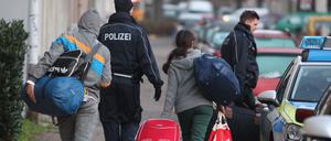 Abgelehnte Asylbewerber werden zum Transport zum Flughafen abgeholt.