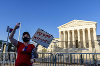 Eine Frau protestiert für das Recht auf Abtreibung vor dem Supreme Court in Washington, DC. Foto: AFP /Tasos Katopodis