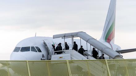 Abgelehnte Asylbewerber bei einer Abschiebung am Baden-Airport im Jahr 2014.