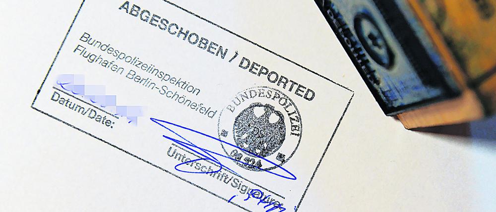 Der Schriftzug „Abgeschoben/Deported“ steht in Schönefeld (Brandenburg) auf einem amtlichen Stempelbild der Bundespolizei.