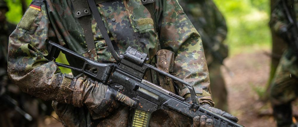 Ein Reservist der Bundeswehr hält auf einem Übungsplatz der Bundeswehr ein Sturmgewehr vom Typ G36 des Herstellers Heckler & Koch in seinen Händen.