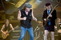 Willkommen zurück. AC/DC spielten schon 2010 im Olympiastadion. Foto: dpa