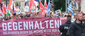 Teilnehmer:innen der Demonstration gehen eine Straße entlang. Über 2000 Akteur:innen verschiedener Initiativen protestieren am Samstag in Magdeburg gegen den Bundesparteitag der AfD. 
