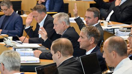 Abgeordnete der AfD und der CDU stimmen über die Senkung der Grunderwerbsteuer ab.