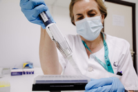Ein PCR-Test zur Erkennung des Affenpockenvirus. Foto: dpa/Carlos Luján/EUROPA PRESS