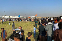 Hunderte Afghanen warten am Rande des Flughafens von Kabul. Foto: AFP/Shakib Rahmani