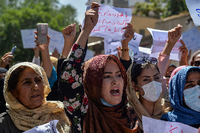 Proteste von Frauen auf den Straßen Kabuls. Die Taliban drohen, schüchtern ein und suchen gezielt nach den Organisator:innen. Foto: Hoshang Hashimi / AFP