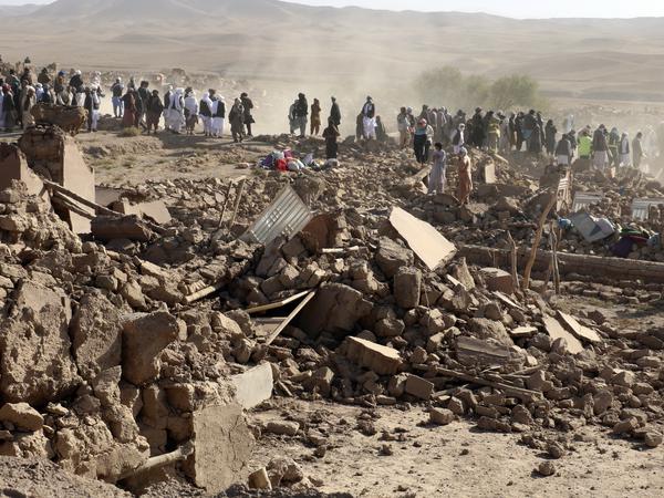Afghanische Männer suchen nach Opfern der Beben.