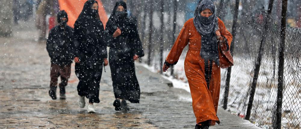 Geht es nach den Taliban, bleiben afghanische Frauen zukünftig zu Hause, statt zur Arbeit zu gehen.