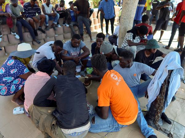 Afrikanische Migranten in Sfax: Sie werden von Tunesiens Behörden entweder in die Wüste oder zu Abfahrtsorten der Flüchtlingsboote transportiert. 