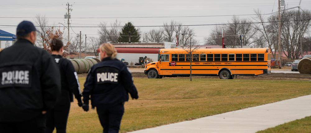 Polizisten an einer Schule im US-Bundesstaat Iowa.