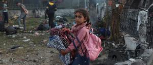 Ein Mädchen geht in Gaza-Stadt am 18. Oktober 2023 in der Nähe des Al-Ahli-Krankenhauses spazieren.  