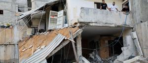 Aus Kreisen palästinensischer Sicherheitskräfte hieß es, die israelische Armee habe einen „Überwachungsposten östlich von Gaza-Stadt“ angegriffen.