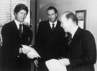 Aus dem Firmenarchiv von 1978: Kim Lundgren (links) erhält hier angeblich in den USA die Gründungsunterlagen der Air Berlin. Foto: airberlin group