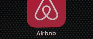 Das Logo der Airbnb-App ist auf einem iPad-Bildschirm zu sehen. 