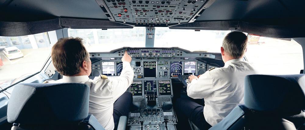 Zwei Lufthansa-Piloten auf dem Flughafen in Hamburg im Cockpit eines Airbus A 380.