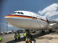 Das Regierungsflugzeug, der Airbus «Konrad Adenauer», steht auf dem Flughafen von Nusa Dua. Bundesfinanzminister Scholz musste sich eine andere Rückfluggelegenheit suchen. Foto: Georg Ismar/dpa