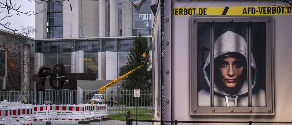 Eine Fotomontage von AfD-Politikerin Alice Weidel hinter Gitterstäben wird im Rahmen einer Aktion der Satire- und Politikinitiative «Zentrum für Politische Schönheit» (ZPS) für ein Verbot der AfD vor dem Bundeskanzleramt präsentiert. 