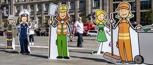 Pappfiguren, die die unterschiedlichen Berufsfelder im öffentlichen Dienst darstellen, stehen auf dem Gendarmenmarkt. Vor der neuen Tarifrunde protestierten dort Tarifbeschäftigte für eine adäquate Lohnerhöhnung. +++ dpa-Bildfunk +++