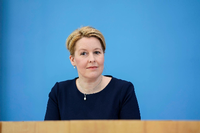 Familienministerin und SPD-Spitzenkandidatin Franziska Giffey bei einer Pressekonferenz Anfang Mai 2021. Sie will Regierende Bürgermeisterin von Berlin werden. Foto: imago images/Political-Moments
