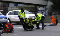 Wiederholter Konflikt. Polizeibeamte tragen einen Aktivisten der Gruppe "Aufstand der letzten Generation" von der Berliner Stadtautobahn A100. Foto: Paul Zinken/dpa