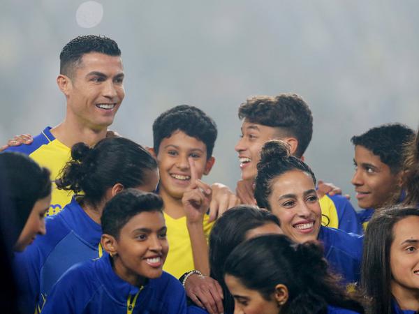 Cristiano Ronaldo zwischen Kindern bei seiner Vorstellung in Saudi-Arabien.