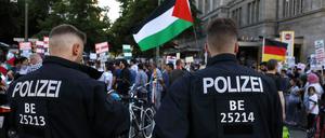 Berliner Polizisten bei einer pro-palästinensischen Demonstration.