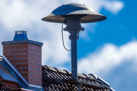 Eine Alarmsirene steht auf einem Hausdach. Foto: Jens Büttner/dpa