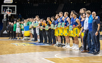 Die Mannschaften von Alba und Zalgiris Kaunas setzten gemeinsam ein Zeichen für den Frieden. Foto: Andreas Gora/dpa
