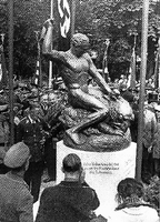 Einweihung des Fritsch-Denkmals am 7. September 1935 am Mexikoplatz in Zehlendorf. Foto: Braemer&Güll, Quelle: Landesarchiv Berlin.