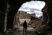 Blick aus dem zerstörten Basar Anfang März 2016 auf die Zitadelle Aleppos. Foto: imago/ITAR-TASS