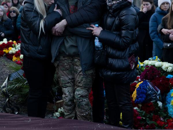 Alina Mychailova am Grab ihres Verlobten Dmytro Kotsyubailo. (Das Foto wurde von Alina selbst online geteilt)